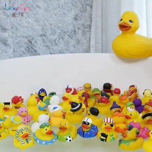 Werbeartikel: Kundenspezifische schwimmende Badefiguren aus Kunststoff, sortiert, schwarz bedruckt, Großpackung, quietschende Badegummis für die Badewanne - Product Image 2