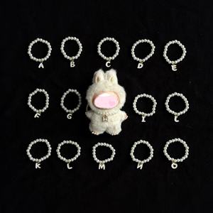 Neuankömmling V4 Zubehör 26 Buchstaben Perlenkette mit Anhänger für <span class=keywords><strong>Mini</strong></span> <span class=keywords><strong>10cm</strong></span> Puppe V4 Pin für <span class=keywords><strong>Love</strong></span> Series (keine Puppe) - Product Image 2