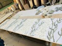 Personnalisation des carreaux de mosaïque en marbre de dosseret d'olivier. Art mural de mosaïques romaines artisanales pour la décoration de salon Royal Hotel