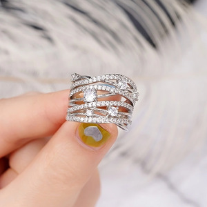 Anello da Donna con Micro Zirconi Lucidi Incastonati, Design Creativo, Gioiello di Moda per Uso Quotidiano e Feste, Idea Regalo - Product Image 5