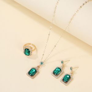 Nouvel ensemble de bijoux fantaisie 2026 pour femmes : collier, bague et boucles d'oreilles au design de niche, luxe léger et raffiné, pour un style affirmé. - Product Image 3