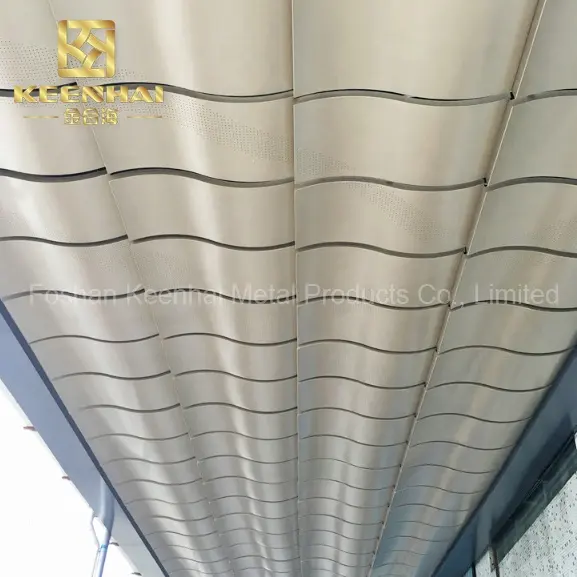 アルミニウム穴あきウェーブボード耐火防音湾曲音響天井クラッディングストリップ形状金属壁段ボールパネル
