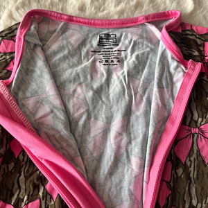 Pigiama con Cerniera per Neonati in Bambù 95% Personalizzato di Alta Qualità, Stampa Camouflage con Fiocco Rosa e Paperella, Tutina con Cerniera in Bambù per Bambini - Product Image 3