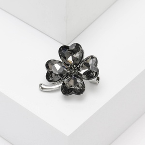 Broche de Trébol de Aleación con Pedrería, Moderno y Minimalista, para el Uso Diario de Mujeres, Versátil y Elegante - Product Image 4