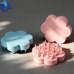 Cepillo de masaje para el cuero cabelludo de silicona con forma de flor, 15-20 cm, para adultos y niños, rosa, azul, beige - Product Image 1