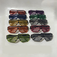 Vente en gros de lunettes de fête lumineuses bleues en plastique PVC à LED stores de bar sans lignes décorations d'Halloween à bas prix