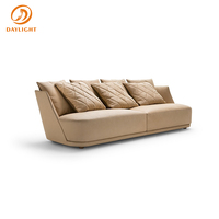 Canapé moderne à trois places avec dossier capitonné et accoudoirs inclinés, meubles de salon en cuir microfibre à mousse haute densité