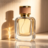 Flacon pulvérisateur de parfum en verre rouge transparent carré de 50 ml de haute qualité avec bouchon en cuir et atomiseur à pompe vide