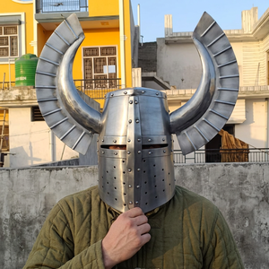 Casco Vikingo Medieval con Cuernos, Metal Pulido, Armadura Hecha a Mano para Cosplay y Reenactación - Product Image 1