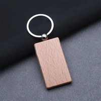 Clé en bois naturel brut en forme de goutte d'eau avec gravure laser personnalisée et quincaillerie argentée pour cadeaux écologiques et articles promotionnels de marque