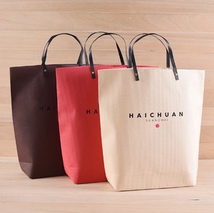 Mode design moderne de luxe écologique pliable logo personnalisé papier <span class=keywords><strong>noir</strong></span> <span class=keywords><strong>et</strong></span> <span class=keywords><strong>blanc</strong></span> sac cadeau avec poignée en plastique - Product Image 1