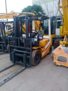 Chariot élévateur diesel TCM d'occasion à bas prix, 2,5 tonnes, haute qualité, 3 mètres, personnalisable avec vérin. - Product Image 4