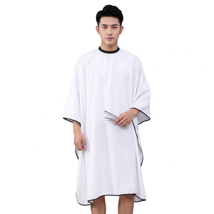 Cape de coiffure professionnelle personnalisée avec logo, boutonnée, imperméable en polyester blanc pour salon de coiffure et barbier - Product Image 3