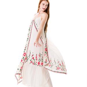 เดรสยาวลำลองสำหรับผู้หญิง แฟชั่นใหม่ ผ้าชีฟองปักลายดอกไม้ ระบายอากาศได้ดี เป็นมิตรกับสิ่งแวดล้อม รับผลิตแบบ OEM เดรสสายเดี่ยวลายดอกไม้ - Product Image 1