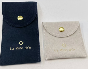 Pochette à bouton en tissu suédé vert olive avec logo personnalisé pour le rangement des pinceaux cosmétiques - Product Image 1