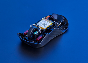 R-O-G Gladius III Wireless AimPoint 36K, style e-sport léger, esthétique asymétrique, design léger de 79 g, texture mate. - Product Image 6