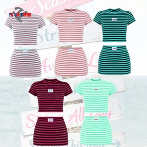 Abbigliamento Estivo Donna 2026: Completo Due Pezzi Casual in Cotone con T-shirt a Righe Personalizzata e Minigonna - Product Image 1