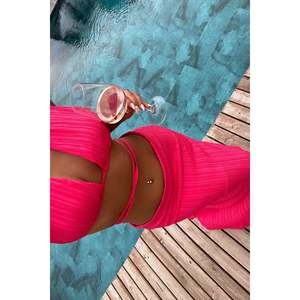 Maillot de bain fuchsia taille haute coupe coquine, style 2 pièces à nouer avec motif tricoté, idéal pour la plage et le sport - Product Image 3