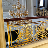 Balustrade d'escalier en métal sculpté sur mesure par CNC avec garniture dorée, motif ajouré, rampe d'escalier intérieure avec main courante en bois massif