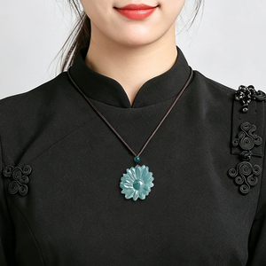 จี้หยกธรรมชาติสีน้ำเงินลายดอกเดซี่น้ำใส จี้หยกดอกเบญจมาศเนื้อไอซ์เท็กซ์เจอร์  จี้สำหรับทุกเพศ  ตกแต่งด้วยเงินหรือทอง  ของขวัญสไตล์ฮิปฮอป - Product Image 1