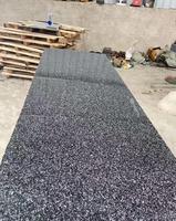 Grandes dalles de granit noir poli pour sols extérieurs et toitures de villas
