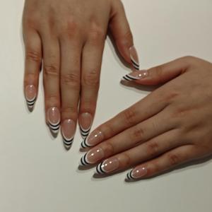 Ongles press-on <span class=keywords><strong>tendance</strong></span> Muhaha : <span class=keywords><strong>Manucure</strong></span> française en amande avec double rayures - Product Image 5