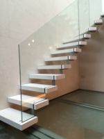 Escalier suspendu Prima Premium : Design élégant et droit, esthétique moderne et minimaliste, construction fiable et robuste
