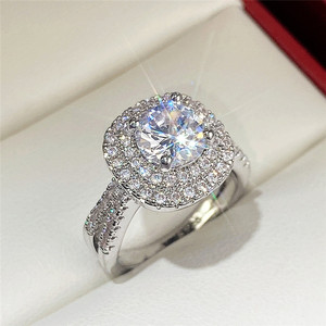 Anello di fidanzamento rotondo con cuori e frecce per donna, gioielli eleganti e scintillanti - Product Image 3