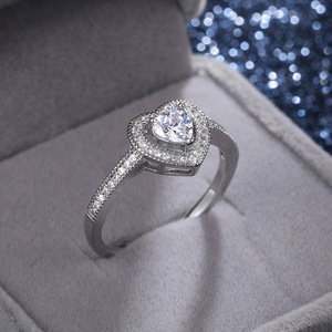 Bague de fiançailles en zircon pour femme, bijou romantique et tendance pour le doigt - Product Image 4