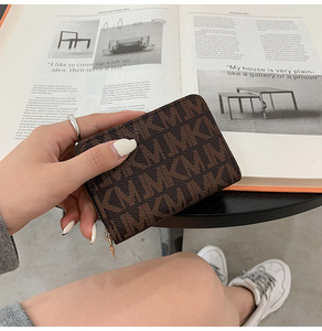 Portefeuille court en <span class=keywords><strong>PVC</strong></span> tendance avec fermeture éclair, <span class=keywords><strong>porte</strong></span>-monnaie, <span class=keywords><strong>porte</strong></span>-cartes, fermeture à bouton-pression, multi-fentes pour cartes d'identité et de crédit, pochette - Product Image 6