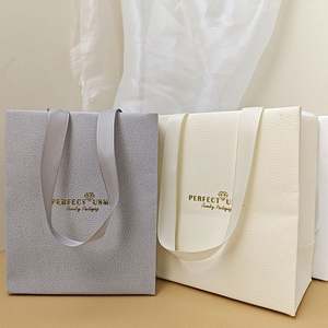 Sacs en papier cadeau noirs personnalisés avec logo PandaSew, avec ruban et poignée en corde kraft, sac en papier pour le shopping - Product Image 4