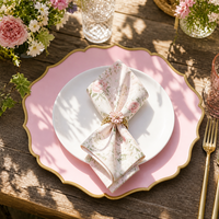 Assiettes de présentation festonnées blanches et roses de 13 pouces avec bord doré – Assiettes de table élégantes en plastique pour mariages, fêtes et décorations de vacances