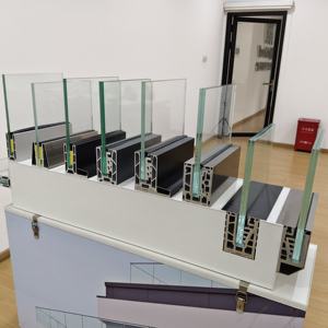 ระเบียงวิลล่าทันสมัยพร้อมบันได ราวบันไดกระจกแบบไร้กรอบอะลูมิเนียมรูปตัวยู ระบบราวกระจก DIY รับประกัน 5 ปีขึ้นไป - Product Image 1