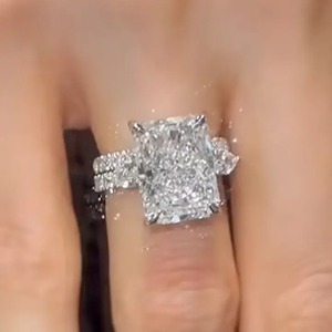 Ensemble de bagues de mariage uniques en moissanite taille radiant 925 pour femme en argent sterling plaqué or jaune et or blanc - Product Image 1
