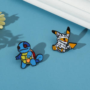 バックパックの装飾のためのバルクパッケージの2色のポケモンスター面白いミイラピカチュホラーテロドールリスメタルバッジピン - Product Image 3