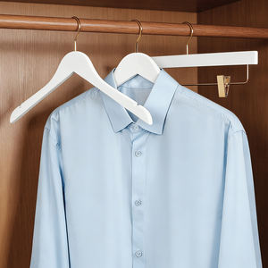 Cintres <span class=keywords><strong>en</strong></span> <span class=keywords><strong>bois</strong></span> blanc <span class=keywords><strong>de</strong></span> luxe pour costumes, manteaux, pantalons, présentoir pour boutiques et grands magasins - Product Image 3