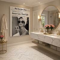 Meilleur à l'aventure qu'à la maison - Décoration murale - Parodie de journal - Impression sur toile - Rétro glamour - Fashionista - Noir et blanc - Humour - Décoration de salle de bain