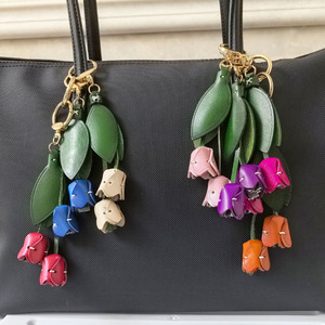 Breloque de sac en cuir véritable faite à la main en forme de tulipe avec fermoir, pendentif fleur, accessoires pour sacs pour femmes - Product Image 1