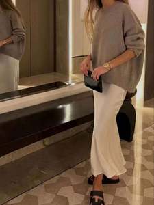 Jupe longue sirène à taille naturelle, sexy et élégante pour femme, en satin de soie synthétique écologique, couleur unie, finition brillante - Product Image 4