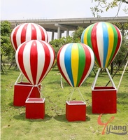 Sculpture de montgolfière en fibre de verre en résine multicolore grandeur nature conçue sur mesure Intérieur Extérieur Affichage décoratif Artisanat en résine