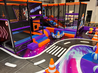 Grande zone de jeux intérieure sur le thème de l'espace avec mur de réalité augmentée et piscine à balles, taille personnalisable pour centres commerciaux et parcs d'attractions