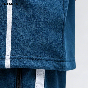 Conjunto de camisa y pantalones cortos de felpa francesa gruesa con logo personalizado impreso, estilo streetwear oversize, manga corta y botones. - Product Image 4