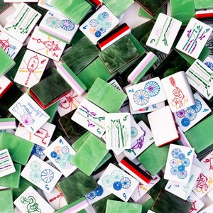 Ensemble de tuiles de mahjong personnalisées à quatre couches avec 160 tuiles de mahjong de style américain en perles - Product Image 1