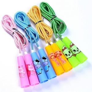 <span class=keywords><strong>Corde</strong></span> à <span class=keywords><strong>sauter</strong></span> colorée en coton réglable avec poignée en plastique à motif de dessin animé pour enfants de maternelle, idéale pour le fitness et le sport - Product Image 1