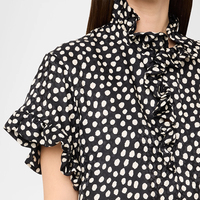 Robe Courte Femme Wisrise Fashion Personnalisée en Gros, Style Décontracté Chic, à Pois Noirs et Blancs, avec Volants, Manches Courtes Naturelles