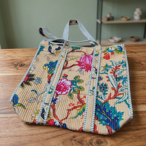 Sac fourre-tout matelassé en coton fait main, écologique, avec fermeture éclair, pour le shopping quotidien, les voyages et la plage, au design national vibrant et tendance - Product Image 2