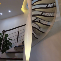 Escalier en colimaçon moderne sur mesure avec câbles et garde-corps en verre, et main courante incurvée en acier inoxydable pour usage extérieur en appartement