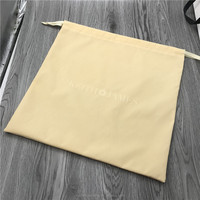 Sac d'emballage cadeau d'anime de jeu de velours suédé souple avec logo personnalisé, pochette à poussière périphérique en velours d'anime Logo en relief
