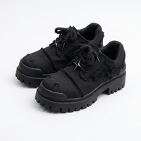 Chaussures basses décontractées pour hommes en toile noire, style plateforme, effet vieilli et effiloché, avec décorations étoiles métalliques punk gothique, semelle épaisse à crampons