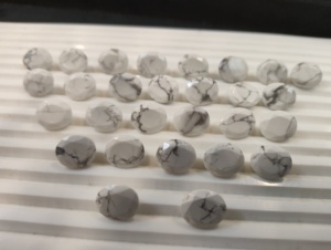 Coussin émeraude personnalisé en pierre précieuse en vrac de Howlite naturelle faite à la main pour la fabrication de bijoux uniques, coupe ovale, effets de lumière spéciaux - Product Image 3